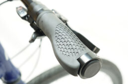 ハンドルのグリップはエルゴノミックタイプ