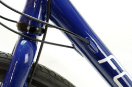 ケーブル類はフレームと呼ばれる車体の内部を通る