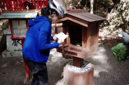 稲葉根王子で御朱印を押すジェイドさん