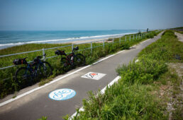 青い海、白い砂浜、グレーの道のコントラスト