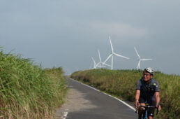 車が1台もいない道を快調に走るシシャチョー