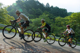 上り区間で強度を上げて走る中村さん