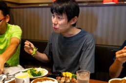 トレーニング後に食事をする中村さん