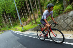 峠道で強度を上げて走る田中さん