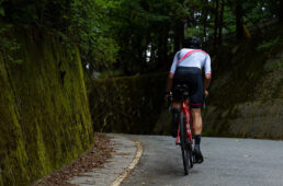 ライド最後の上り区間を全力で走る田中さん