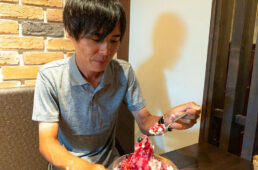 トレーニング後にかき氷を食べる田中さん