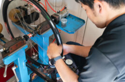 ホイールを組む木村さん