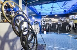 自転車用タイヤの展示