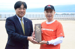 沼津市長の頼重秀一氏と黄董事長