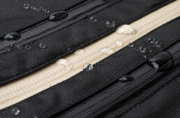 水を弾く2レイヤーマウンテンパーカー