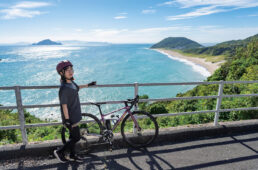 恋路ヶ浜越しに伊良湖岬を望む