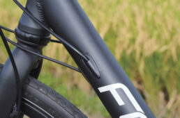 ダウンチューブに内蔵されるワイヤー