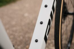 ダウンチューブのボトルケージ台座