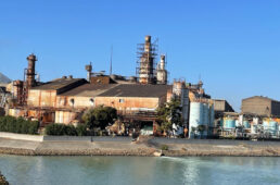 堺化学工業小名浜事業所の工場群