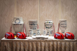 トロフィーと副賞のヘルメット