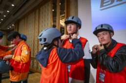 ヘルメットが装着できているかチームで確認