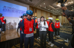 ヘルメットメーカーのスタッフが審査