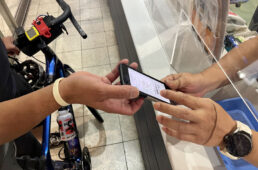 乗車券の画面を提示