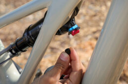 リヤショックユニットのバルブキャップの例