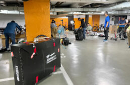 ホテル地下駐車場で各自バイクを組み立てる