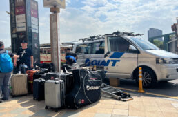 現地スタッフがバイクケースをホテルまで移送