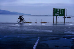 薄暮のなか浦村町を抜ける