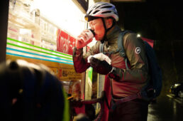 ホットコーヒーで暖を取る