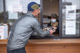 ランチを受け取るシシャチョー