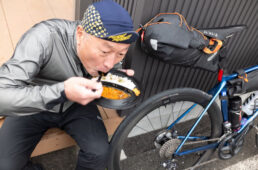 カレーライスを食べるシシャチョー