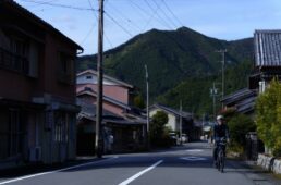 旧街道らしき道に入る