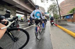 小雨に濡れた台北市街地を進む