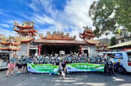 77km地点の寺院でeバイクグループと記念撮影