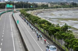 ガイドツアーの集団走行