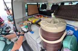 補給食満載のサポートカー後部