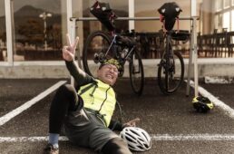 倒れ込むふりをするシシャチョー