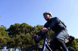 坂道を走るシシャチョー