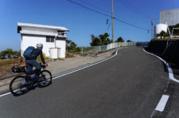 激坂をダンシングで上る