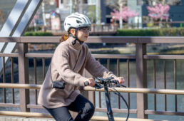 アイシールド付きの自転車ヘルメット