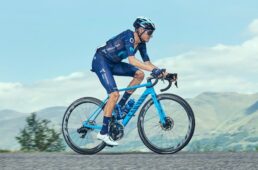 キャニオン　アルティメットCF SL 8 AXS Movistar