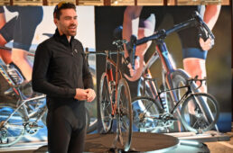 ライド前のブリーフィングにデュムランが登場