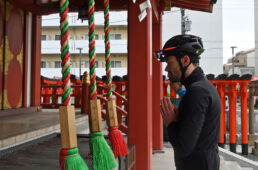 穴守稲荷神社で神社参拝に臨むデュムラン