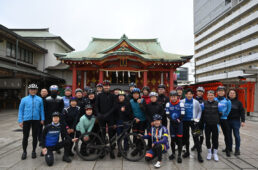 穴守稲荷神社の前でライド参加者と記念撮影