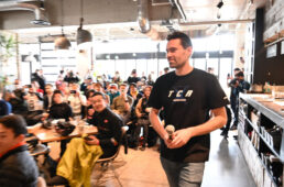 ファンイベントに入場するデュムラン