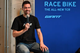 質問に答えるデュムラン