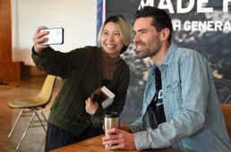 女性ファンとの記念撮影に応じるデュムラン