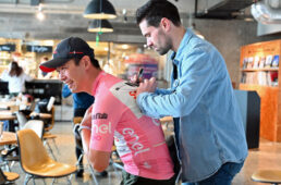 サンウェブ時代のマリアローザのレプリカにサインをもらうファン