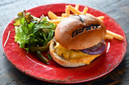 バンズにジャイアントの刻印が施された限定のチーズバーガーセット