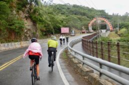 寿峠の頂上へとヒルクライム