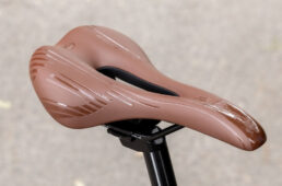 クロスバイクをサイクリング仕様にカスタム〜穴あきサドル