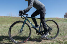 ボウケンダブルクロスチューブレスレディに乗る